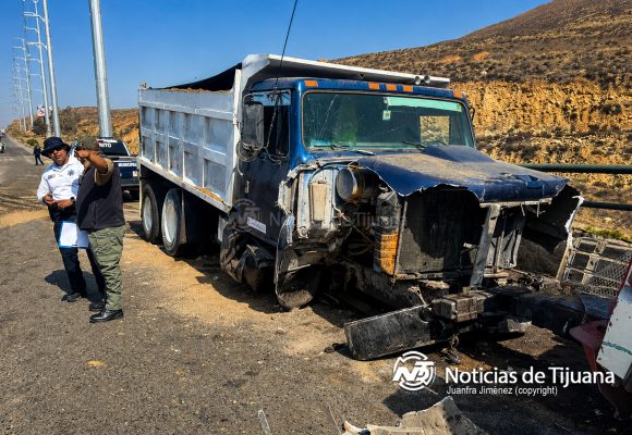 Camión choca contra muro, invade carril contrario y provoca carambola