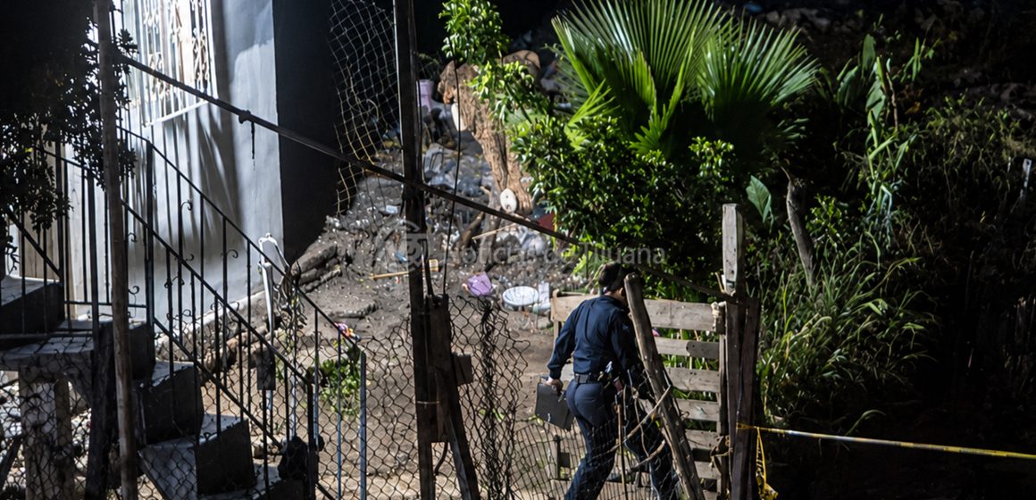 Ejecutan a dos jóvenes y dejan a dos mujeres heridas dentro de una casa en Rosarito