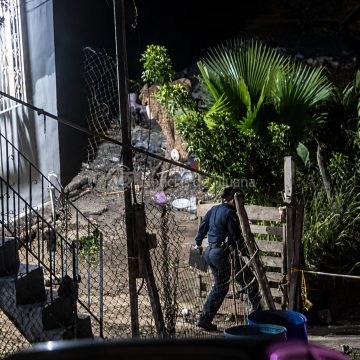 Ejecutan a dos jóvenes y dejan a dos mujeres heridas dentro de una casa en Rosarito