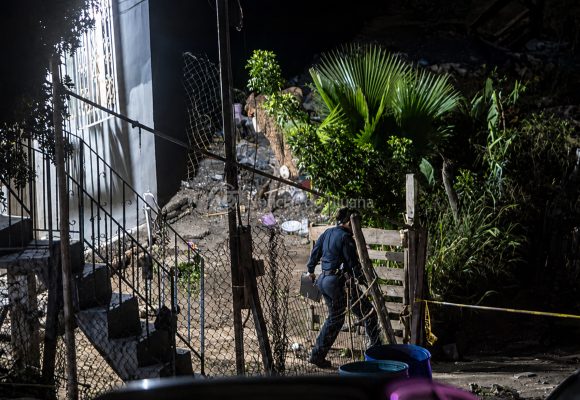 Ejecutan a dos jóvenes y dejan a dos mujeres heridas dentro de una casa en Rosarito