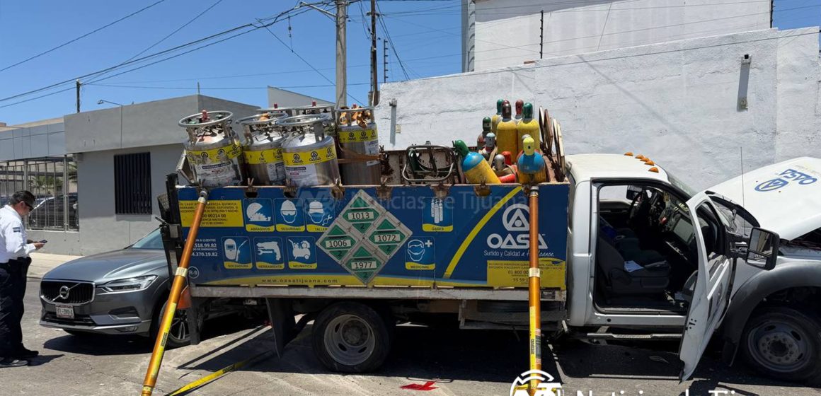 Camión provoca choque de 11 vehículos en la Vía Rápida