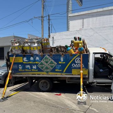10 Camión provoca choque de 11 vehículos en la Vía Rápida