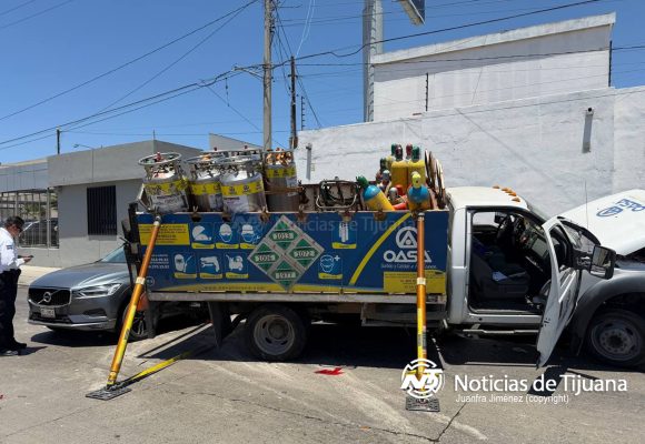 Camión provoca choque de 11 vehículos en la Vía Rápida
