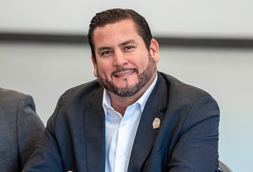 2 Informa Burgueño resultados de gobierno ante abogados constitucionalistas