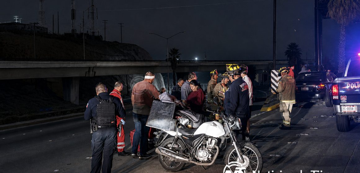 2 Repartidor termina en el pavimento tras derrapar en la entrada a Santa Fe