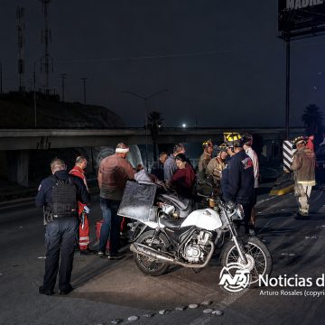 2 Repartidor termina en el pavimento tras derrapar en la entrada a Santa Fe