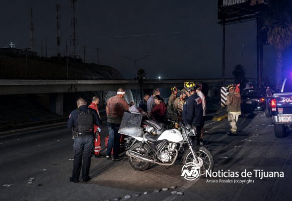 Repartidor termina en el pavimento tras derrapar en la entrada a Santa Fe