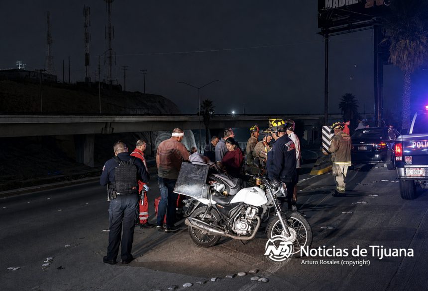2 Repartidor termina en el pavimento tras derrapar en la entrada a Santa Fe