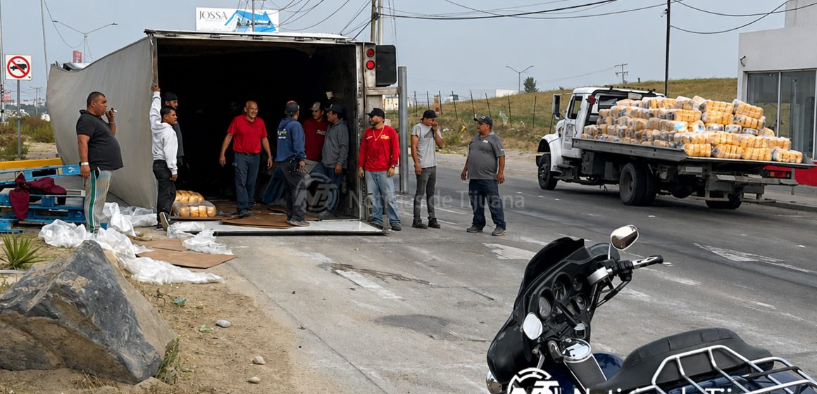 2 Tráiler cargado con croquetas termina en volcadura en “Santa Fe”