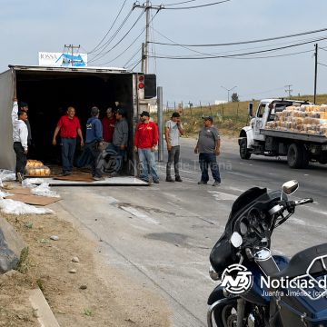 2 Tráiler cargado con croquetas termina en volcadura en “Santa Fe”