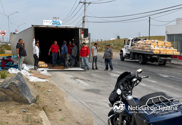 Tráiler cargado con croquetas termina en volcadura en “Santa Fe”