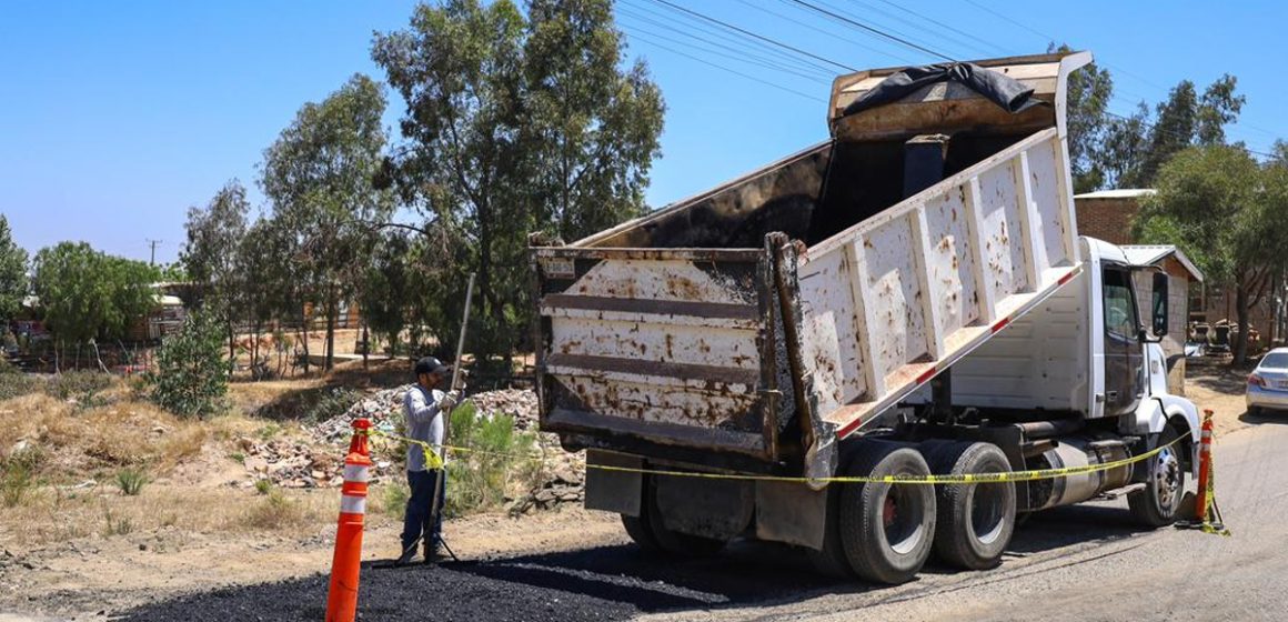 Inician bacheo en Cerro Azul tras años de rezago
