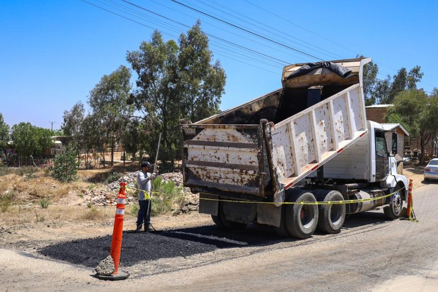 Inician bacheo en Cerro Azul tras años de rezago
