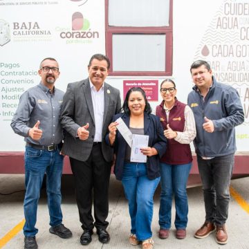 Mónica Vega acerca servicios de CESPT a familias
