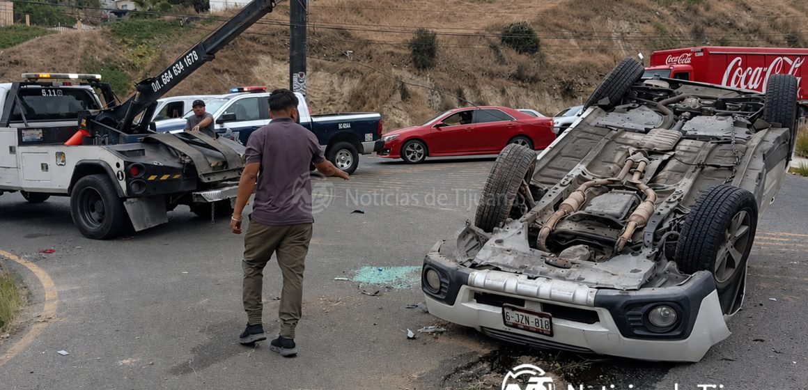 3 Conductor sobrevive a brutal volcadura en fundadores