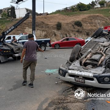 Conductor sobrevive a brutal volcadura en fundadores