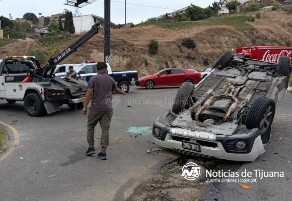 Conductor sobrevive a brutal volcadura en fundadores