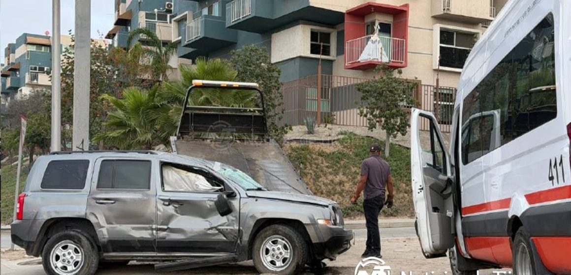 Camioneta pierde el control y se impacta contra transporte publico