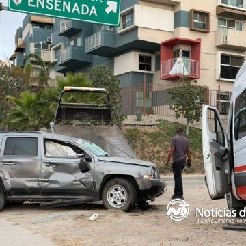 3 Camioneta pierde el control y se impacta contra transporte publico