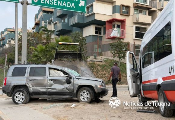 Camioneta pierde el control y se impacta contra transporte publico