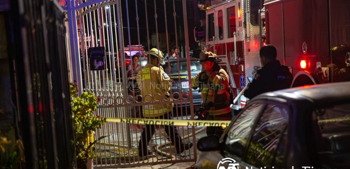 5 Bomberos salvan a hombre intoxicado y a “Chihuahua” de fuerte incendio