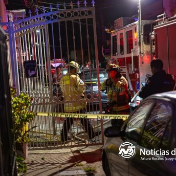 5 Bomberos salvan a hombre intoxicado y a “Chihuahua” de fuerte incendio
