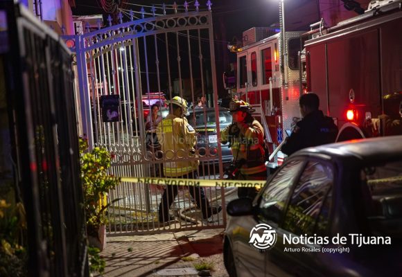 Bomberos salvan a hombre intoxicado y a “Chihuahua” de fuerte incendio