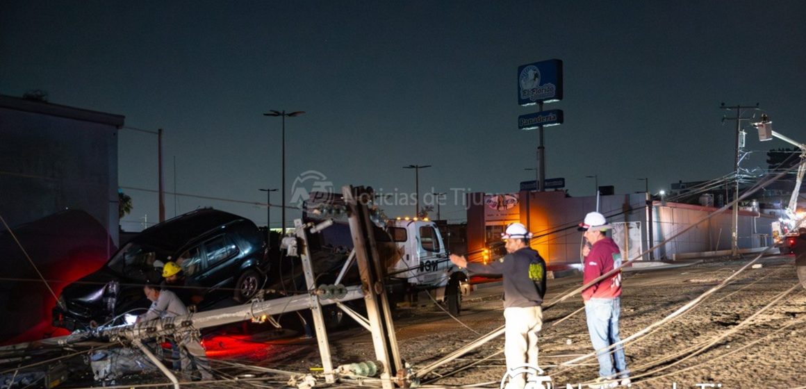 Conductor derriba poste, deja sin luz a la colonia y pausa juego de béisbol