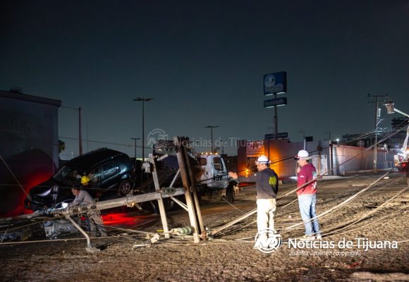 Conductor derriba poste, deja sin luz a la colonia y pausa juego de béisbol