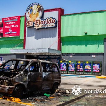 Camioneta arde en llamas frente a clientes de abarrotes El Florido