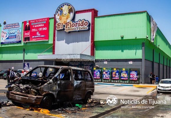 Camioneta arde en llamas frente a clientes de abarrotes El Florido