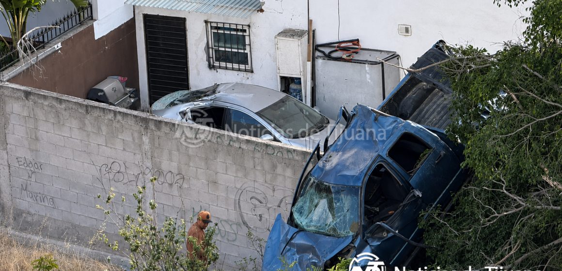 7 Camioneta cae dentro de una casa tras brutal choque; conductor sufrió paro cardíaco
