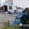 Camioneta cae dentro de una casa tras brutal choque; conductor sufrió paro cardíaco