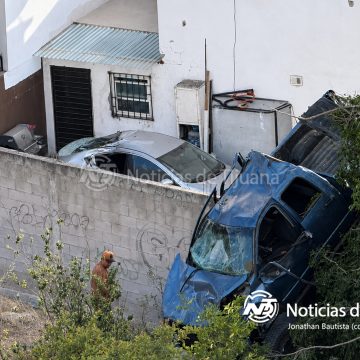 Camioneta cae dentro de una casa tras brutal choque; conductor sufrió paro cardíaco
