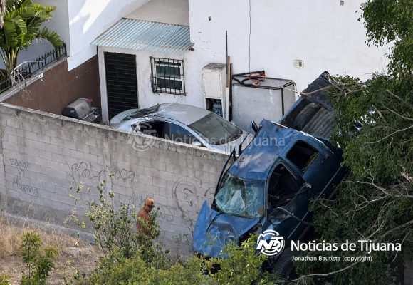 Camioneta cae dentro de una casa tras brutal choque; conductor sufrió paro cardíaco
