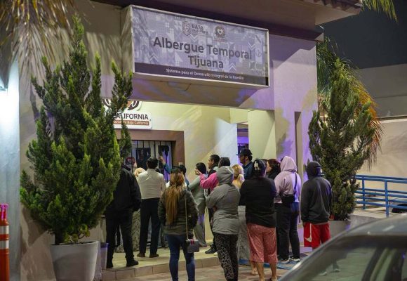 Familiares se concentran en albergue del DIF tras incidente con adolescentes bajo resguardo