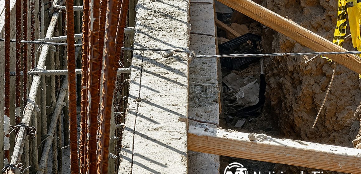 Obrero cae de 8 metros y sobrevive tras quedar atravesado por una varilla en el pecho