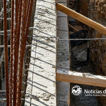 Obrero cae de 8 metros y sobrevive tras quedar atravesado por una varilla en el pecho