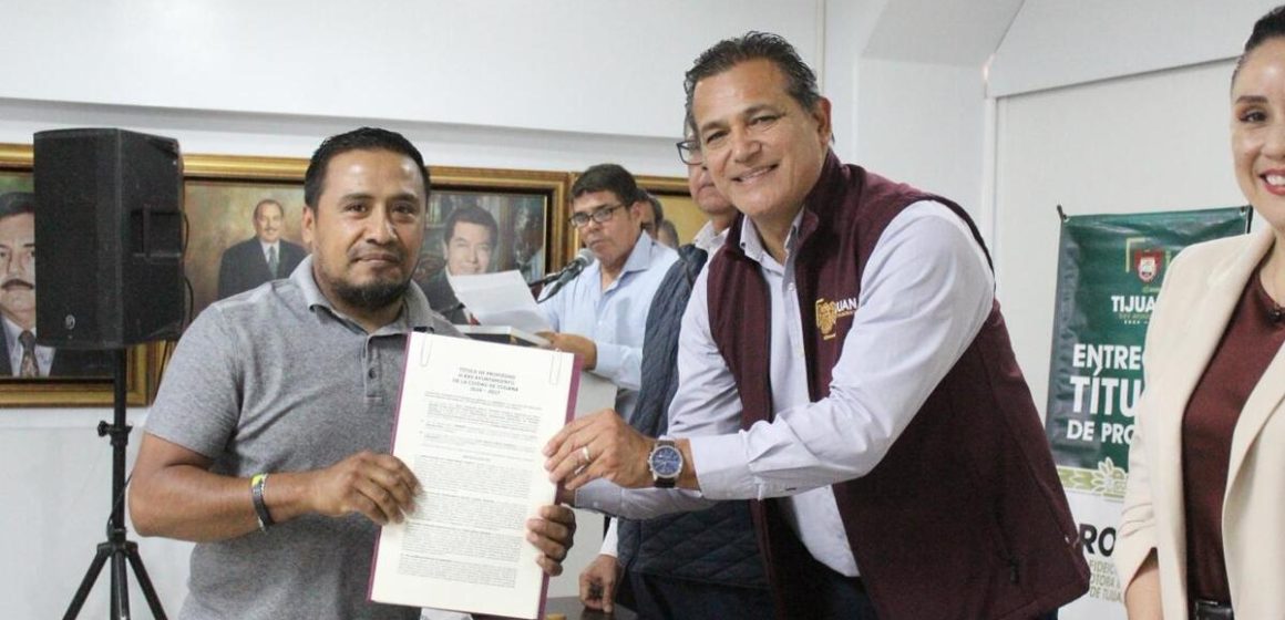 Arturo Aguirre destaca entrega de títulos de propiedad y vivienda para familias tijuanenses