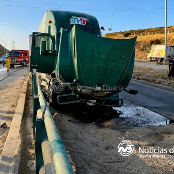 5 Tráiler se estrella contra muro en el Distribuidor Vial Insurgentes