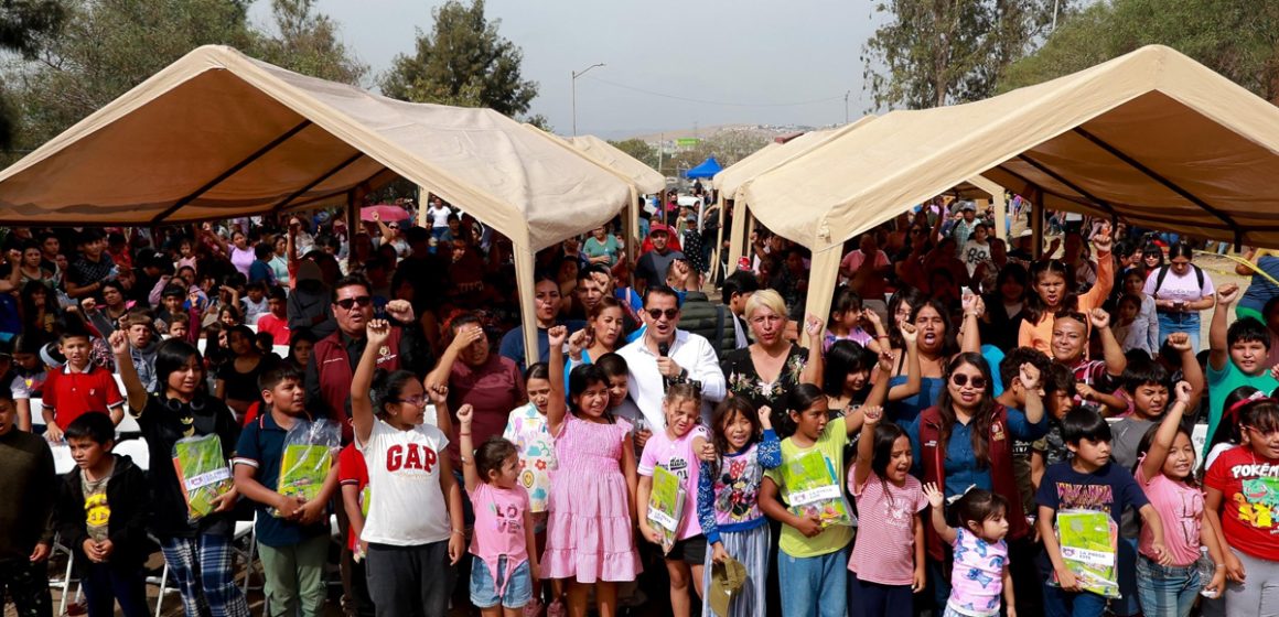 1 Entregan mil 400 paquetes de útiles escolares en Tijuana