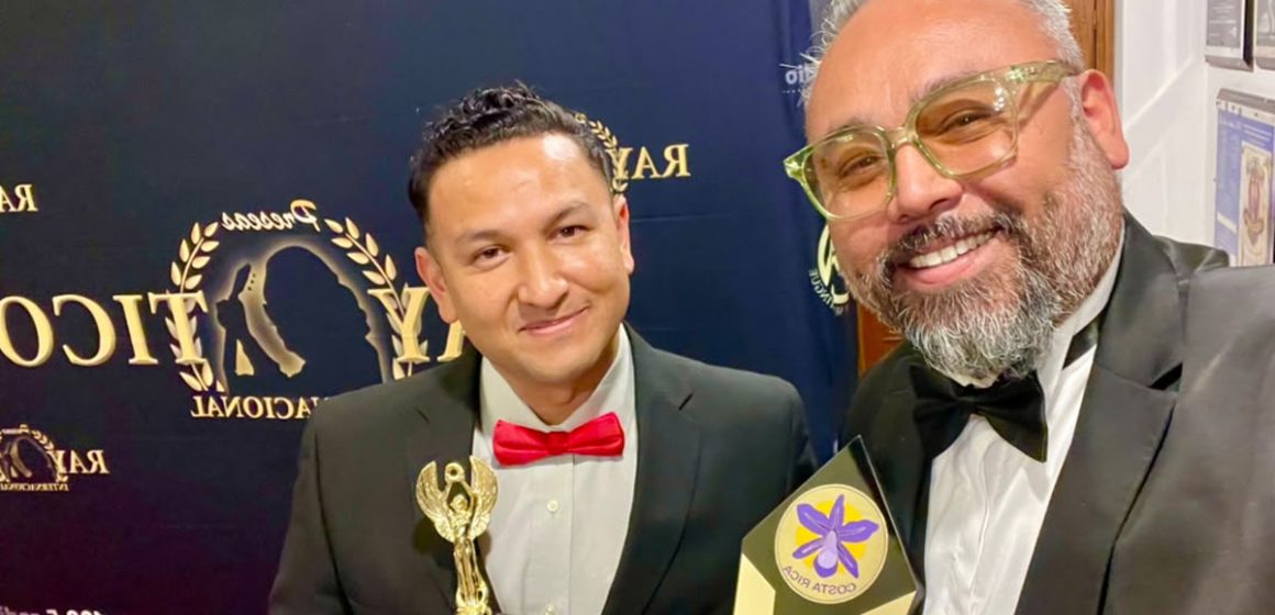 Enrique Chiu recibe la Presea Orquídea de Oro de las Bellas Artes