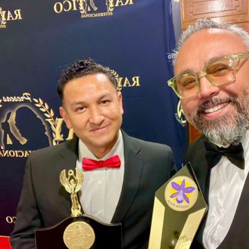 1 Enrique Chiu recibe la Presea Orquídea de Oro de las Bellas Artes