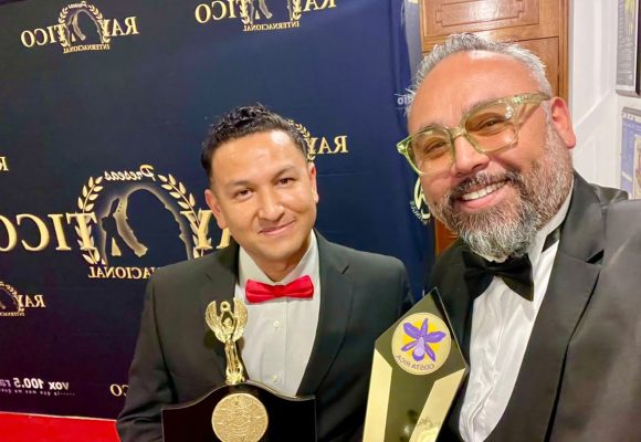 Enrique Chiu recibe la Presea Orquídea de Oro de las Bellas Artes