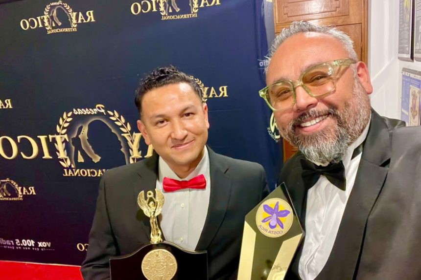 1 Enrique Chiu recibe la Presea Orquídea de Oro de las Bellas Artes