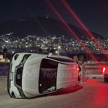 1 Volcadura en acceso al puente Simón Bolívar deja daños