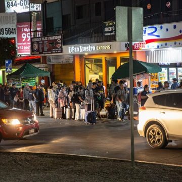 5 Colapsa cruce peatonal de San Ysidro tras finalizar el Rosarito Beach Fest