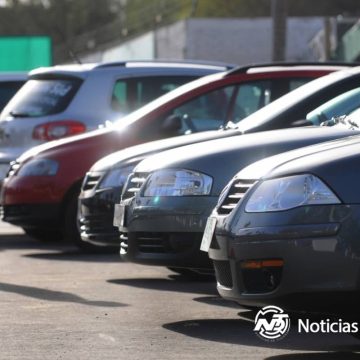 Comerciantes de autos advierten saturación y retrasos en regularización de vehículos