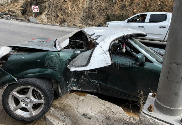 Toyota MR2 se estrella en la “curva del Cimarrón”; conductor resulta ileso