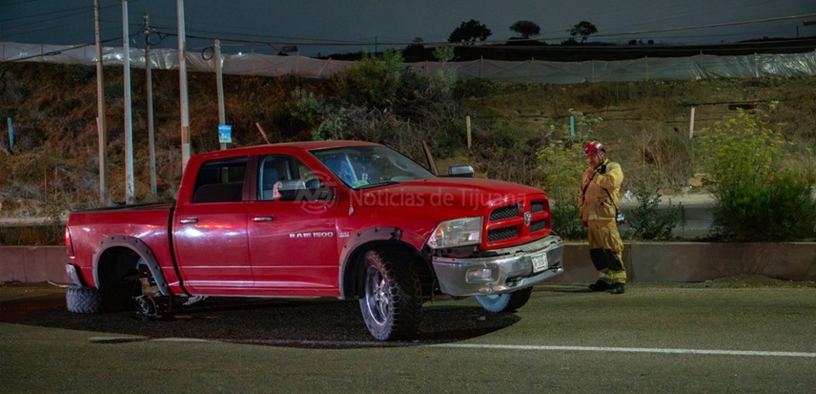 we Pierde el control, se desprende una llanta y termina volcado en Cuesta Blanca